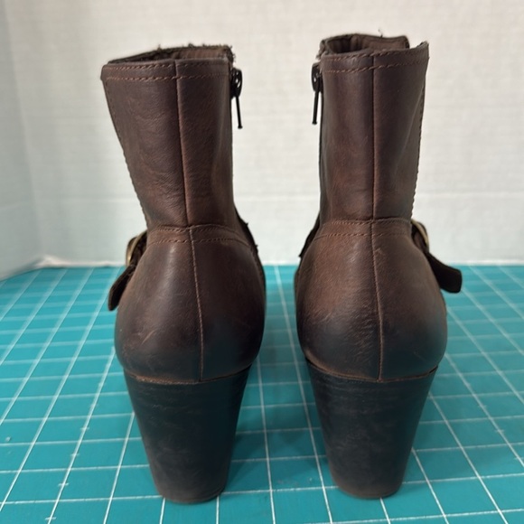 Clark’s Brown Distressed Nubuck Leather Clog Ankle Boot Buckle Woman’s Size 9M - Picture 5 of 16